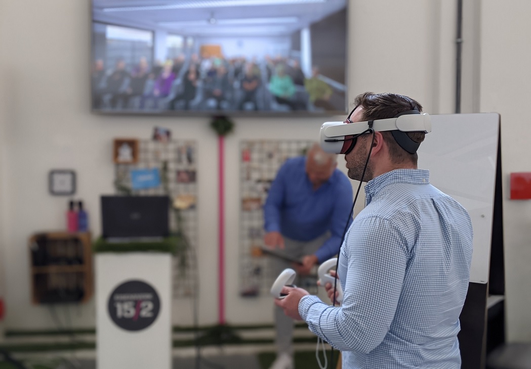 Teilnehmer beim VR-Training im Eisenwerk